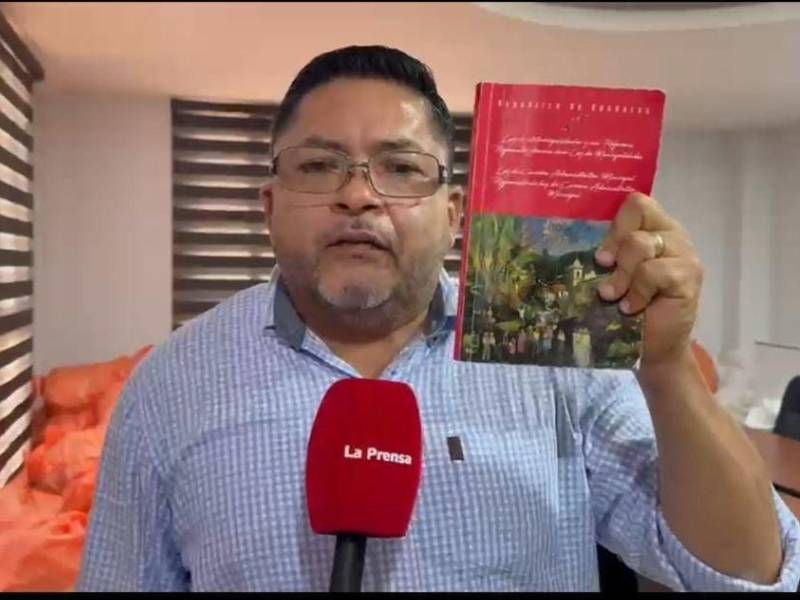Este libro es como una Biblia para nosotros en la Corporación Municipal, manifestó el alcalde Santiago Motiño durante una entrevista con Diario LA PRENSA, al referirse al Reglamento General de la Ley de Municipalidades.