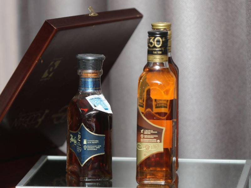 Fuego y Barrica rinde homenaje al espíritu hondureño, fusionando historia, cultura y el sabor auténtico de nuestra tierra.