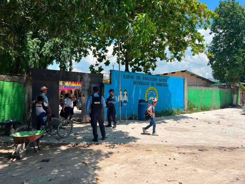 Como lo había señalado la ministra de Educación, el apoyo de la Policía Nacional es fundamental para fortalecer la seguridad en los alrededores de los centros educativos y prevenir hechos delictivos contra la comunidad estudiantil.