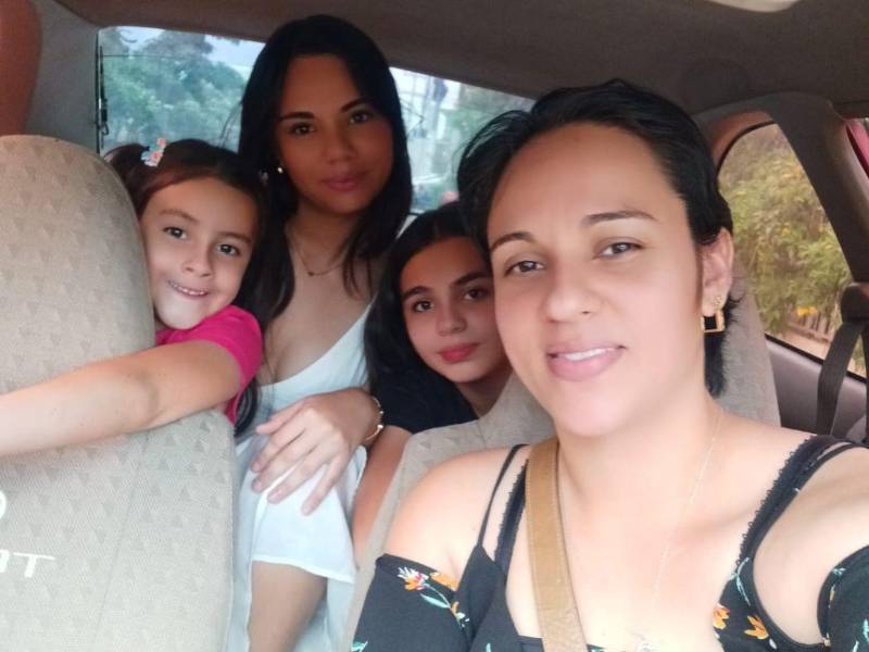 Victoria Montoya junto a sus tres hijas.