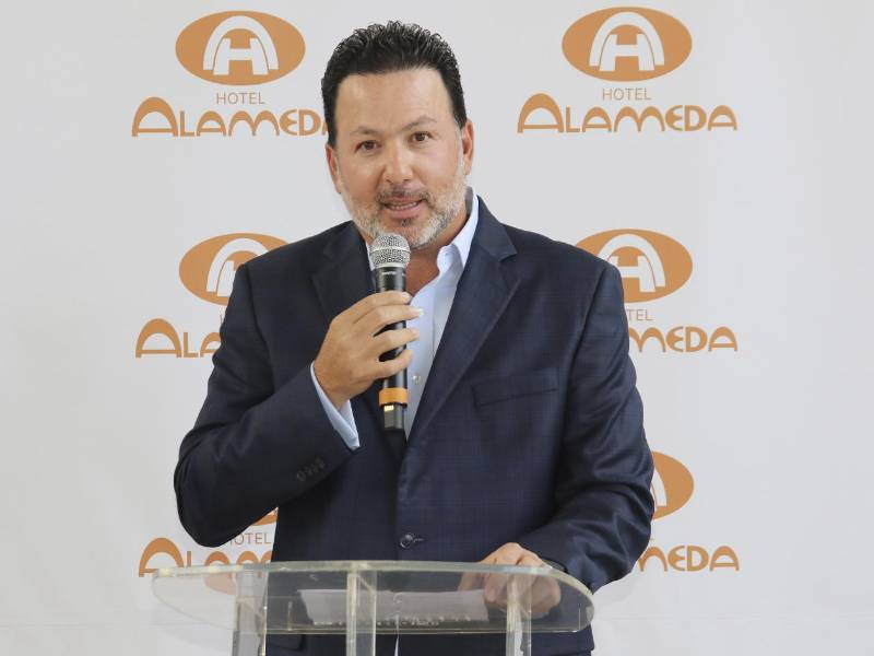 Lic. Jonathan Schacher, presidente de Grupo Hotel Alameda, destacó el legado de su familia y reafirmó el compromiso de continuar impulsando el crecimiento del hotel con una visión de futuro y confianza en Honduras.