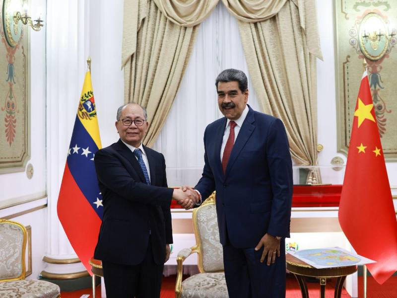 Fotografía cedida por el Palacio de Miraflores que muestra a Nicolás Maduro (d), estrechando su mano con el enviado especial de china, Qiu Xiaoqi, durante una reunión este viernes, en Caracas.