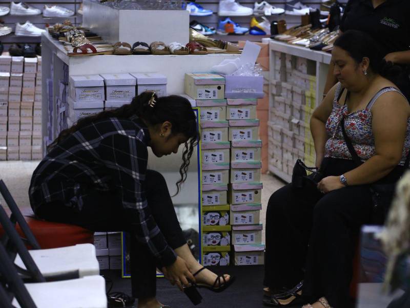 Muchos jóvenes buscan empleo temporal durante estas fechas, algunos sin éxito.