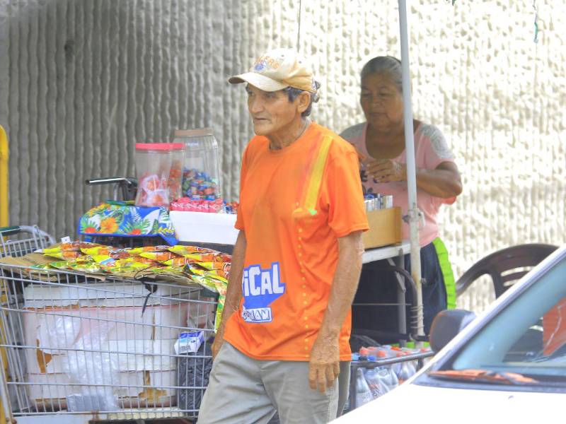 Entre puestos provisionales, ventas ambulantes y el cuidado de vehículos, cientos de adultos mayores encuentran en la economía informal su única fuente de ingresos al no contar con una jubilación.