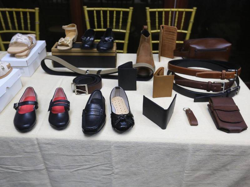 Los artesanos del sector no solo elaboran zapatos, también fabrican carteras de cuero, fajas, sandalias y llaveros, entre otros productos que amplían la variedad de artículos que ofrece el rubro.