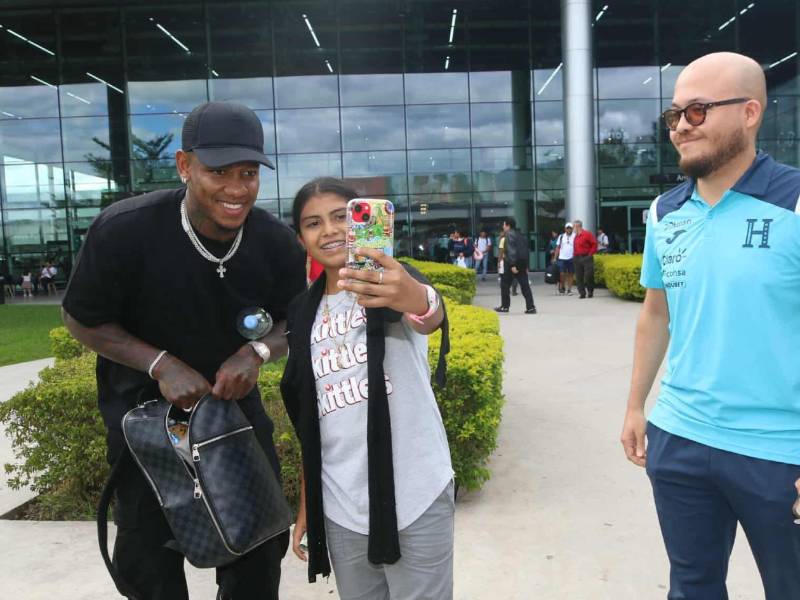 Una pequeña le pidió una fotografía a Romell Quioto y el delantero de forma amena accedió.