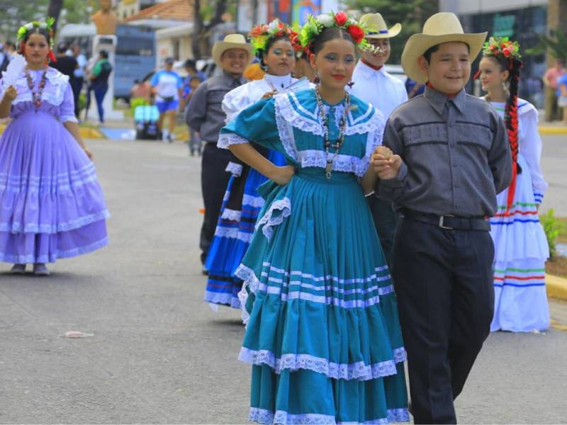 El cuadro de danzas del José Trinidad Reyes también estuvo presente en el desfile para celebrar los 100 años de la institución.