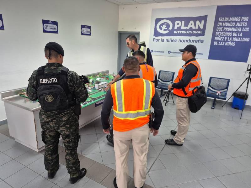 Agentes de la División de Seguridad Aeroportuaria, Policía Militar y Policía Nacional, midieron la capacidad de respuesta del equipo de seguridad del aeropuerto, destacando que están preparados.