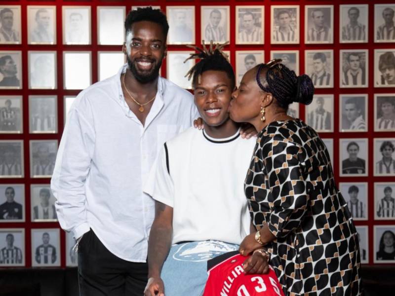 Nico Williams junto a su madre y hermano Iñaki.