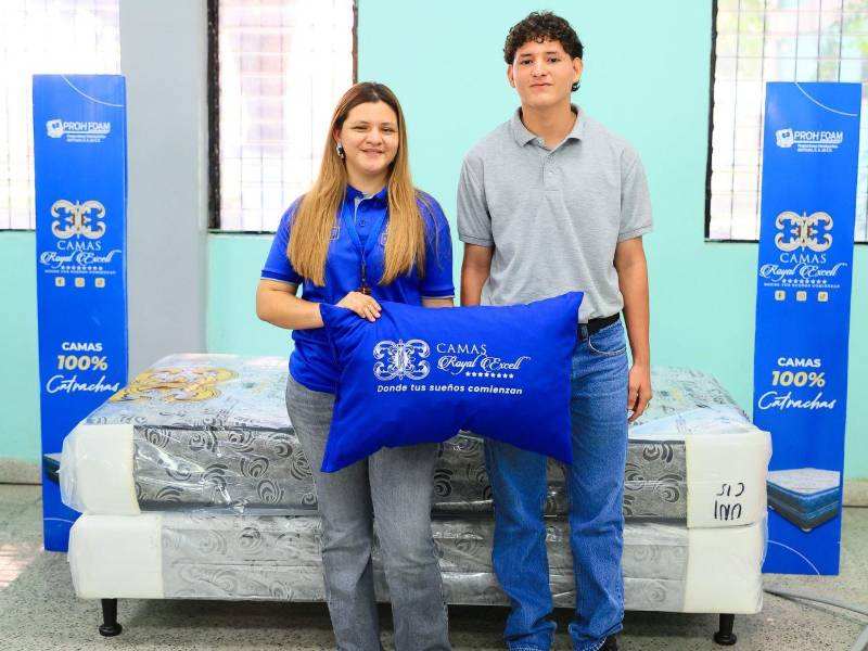 Camas Royal Excell regaló una cama unipersonal a Jeremy Josué Lozano, estudiante que destacó en la actividad de Mente Sana 2026 al presentar el mejor resumen del fascículo, según la valoración de sus compañeros.