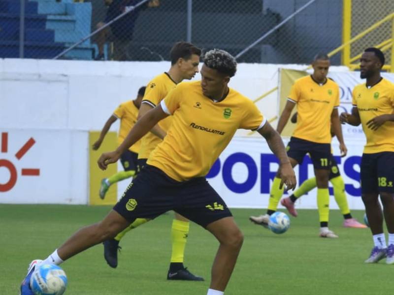 Baptiste en los ejercicios de calentamiento del Real España.