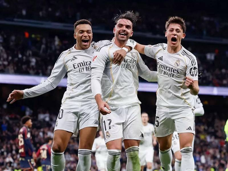 Raúl Asencio celebrando con Kylian Mbappé y Arda Güler su gol para el 2-0 del Real Madrid contra el Levante.