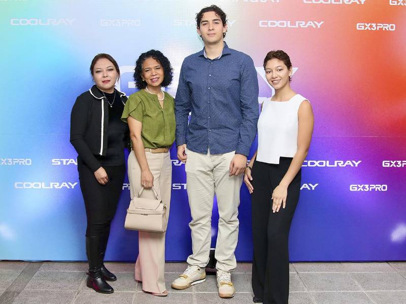 Dicla Arteaga, Lizbeth Díaz, André Hechenbichler y Aline Lobo compartieron durante la inauguración del nuevo showroom de Geely Auto, que marca una nueva etapa en la expansión de la marca en Honduras.