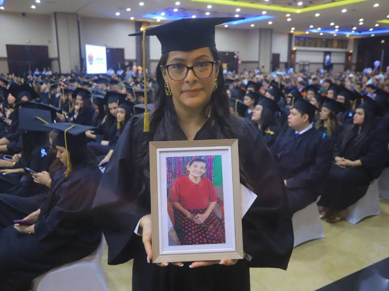 Ivon Izamar Guzmán recibió su título de Licenciada en Pedagogía con mención honorífica Magna Cum Laude. Dedicó este logro a su abuela, Concepción, y celebró la nueva oportunidad laboral que representa el fruto de años de esfuerzo y sacrificio.