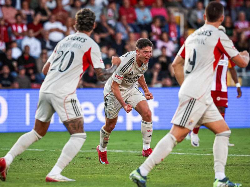 Heorhiy Sudakov celebrando su gol que abrió el marcador para el Benfica.