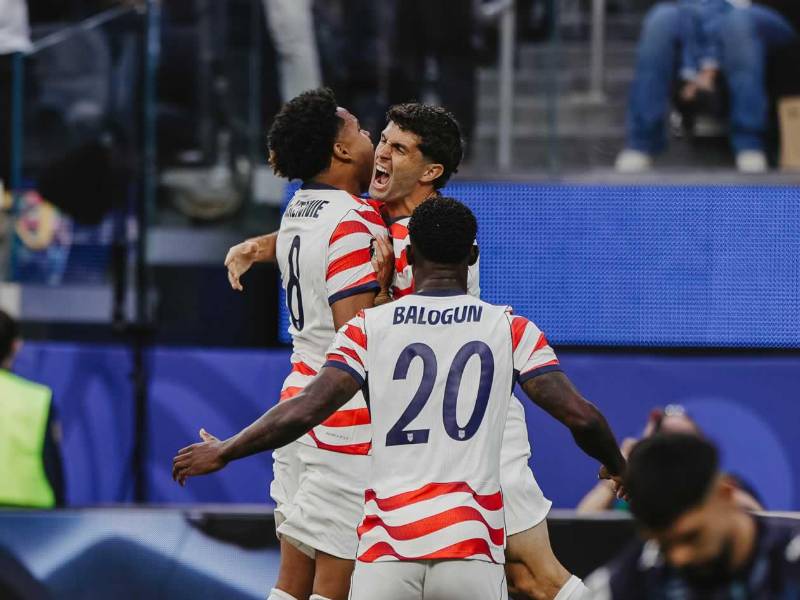 Christian Pulicisc y Weston McKennie festejan el autogol de Paraguay con el que Estados Unidos se adelantó.