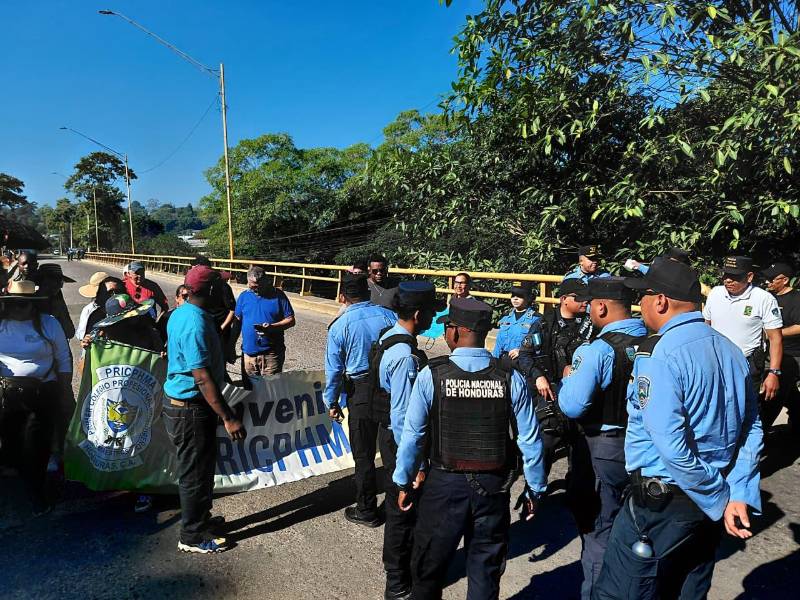 La toma de la carretera CA-13 se realizó la altura del Puente Danto, en la ciudad de La Ceiba.