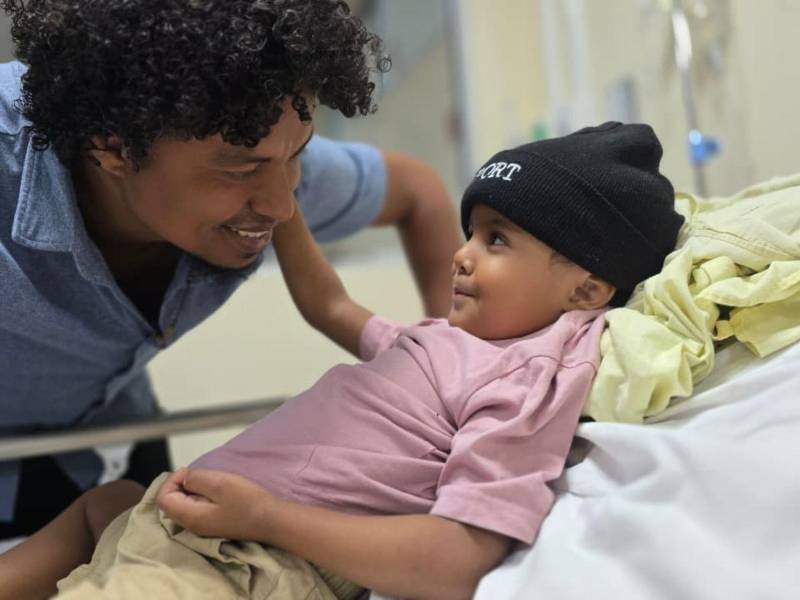 Los padres y el abuelo de Jesús Alexis Maradiaga Ramos expresaron su agradecimiento a Dios y el personal médico que lo cuidó en el IHSS.