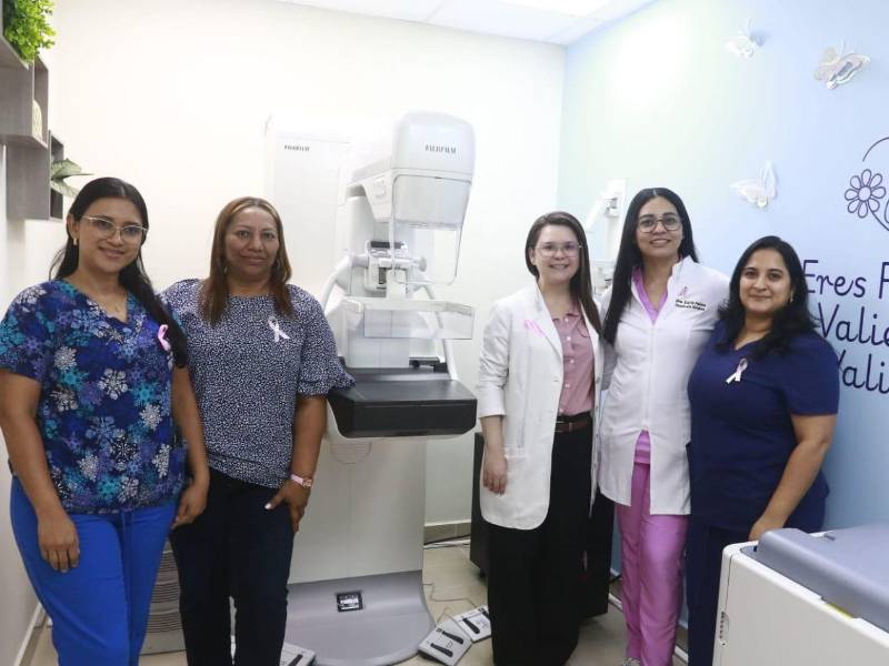 El equipo de Radiología del Hospital Mario Catarino Rivas, junto a la doctora Karla Palma, Oncología Médica, la doctora Marjorie Pineda, especialista en radiología, en conjunto con el equipo capacitado para brindar atenciones en el centro hospitalario.