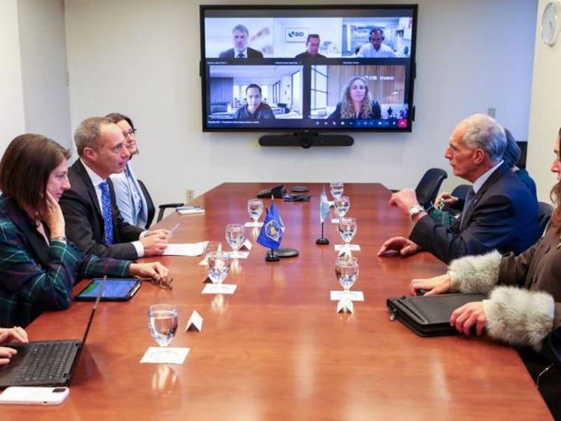 Nasry Asfur, presidente electo de Honduras sostiene una reunión con representantes del Banco Interamericano de Desarrollo (BID).