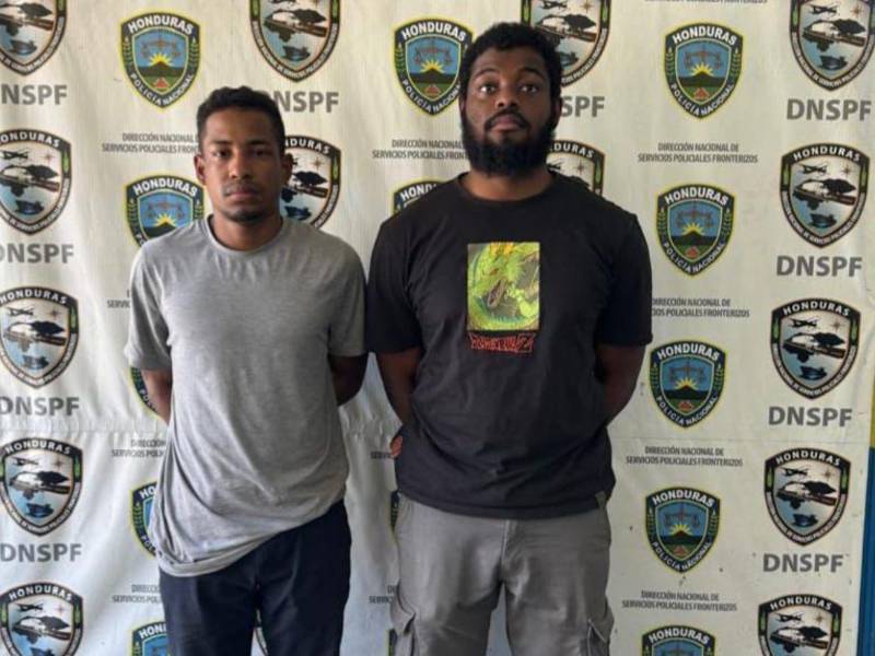 Momentos de la captura de los dos implicados en el supuesto contrabando de vehículos.