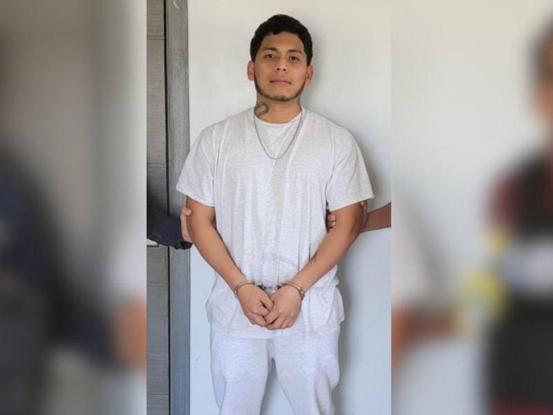 Momentos de la captura del hondureño en el aeropuerto de San Pedro Sula.