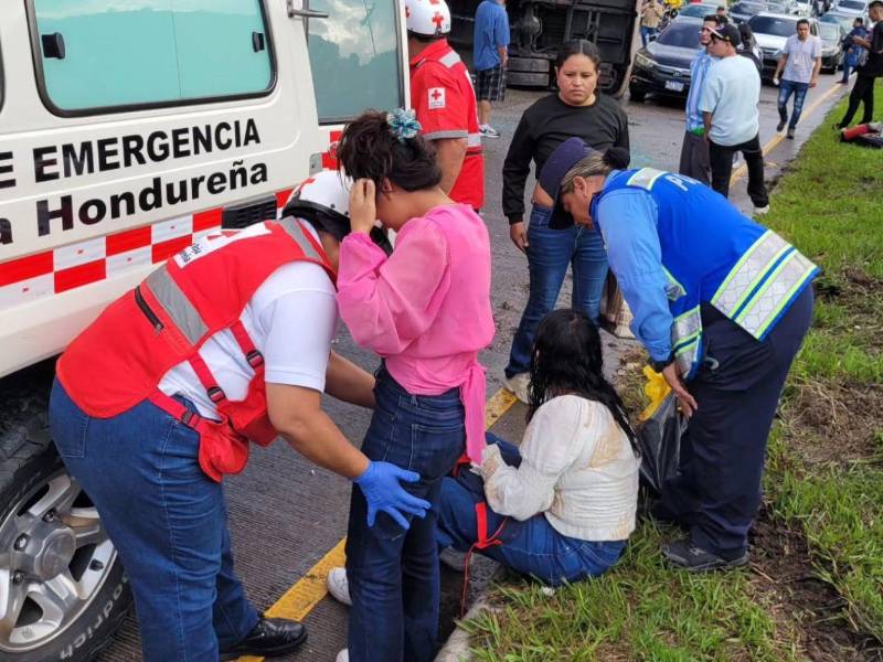 Cuerpo de la Cruz Roja Hondureña atienden a varios de los afectados del accidente.