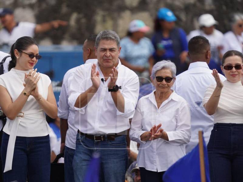 El expresidente Juan Orlando Hernández junto a su familia tras su llegada a Honduras el pasado 31 de julio.
