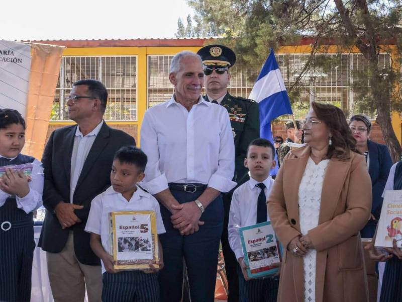 El presidente Nasry Asfura, junto a la secretaria de Educación, encabezó la entrega de los primeros libros en el CEB Centro América Este.