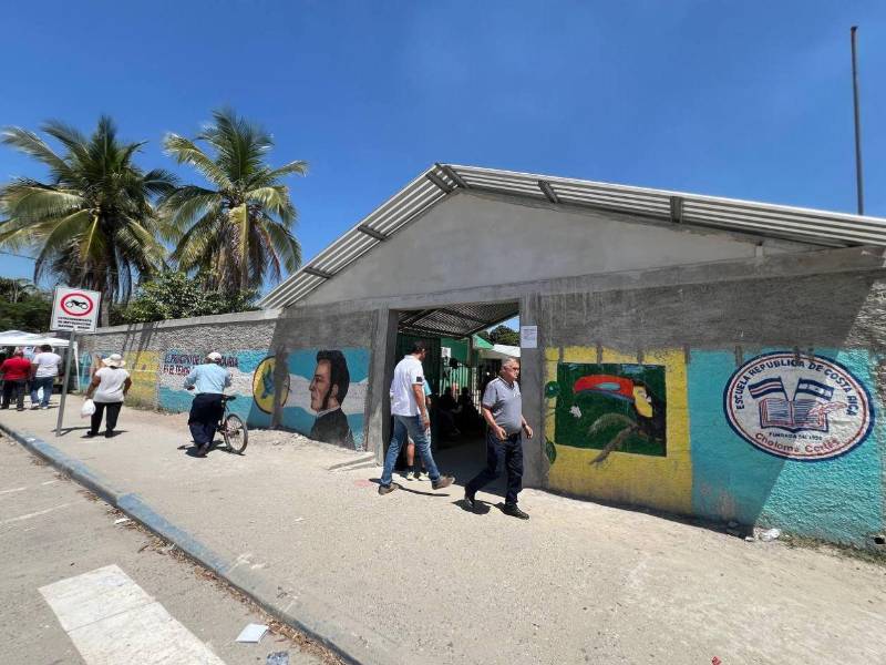 Los habitantes de Choloma acuden a la escuela República de Costa Rica para ejercer el sufragio en estas elecciones primarias 2025.