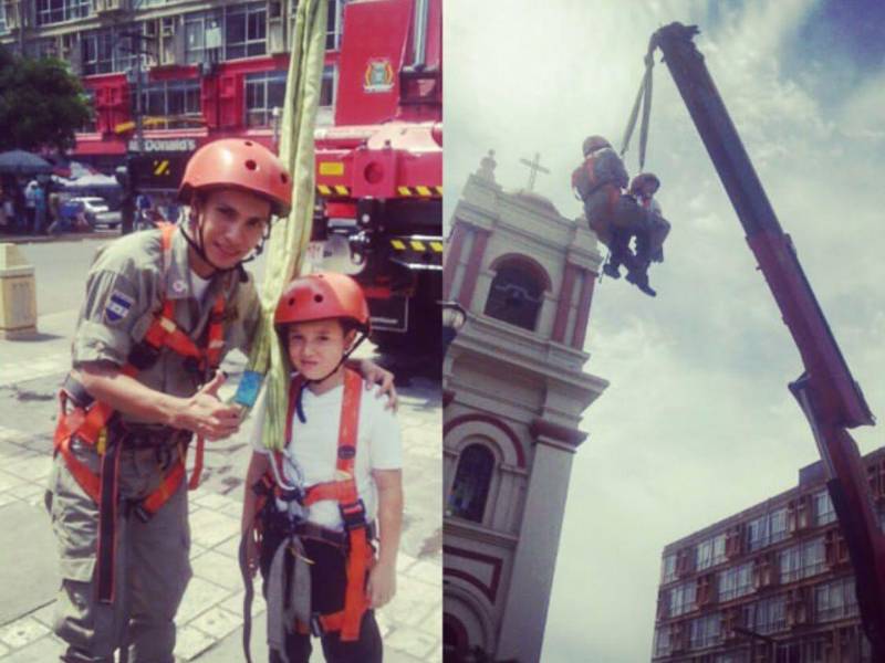 Jimmi Reyes lleva más de 22 años en la escuela de bomberos instruyendo a niños las habilidades que forman a quienes se preparan para servir y rescatar.