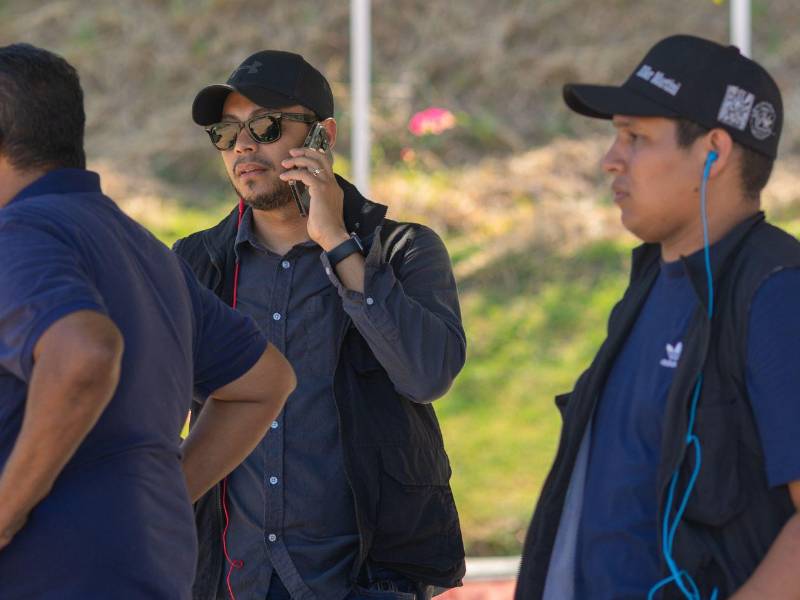 René Domínguez, productor en línea de la película Killer Martini, durante su filmación en Roatán, Honduras. Es filme saldrá a la luz en 2025.