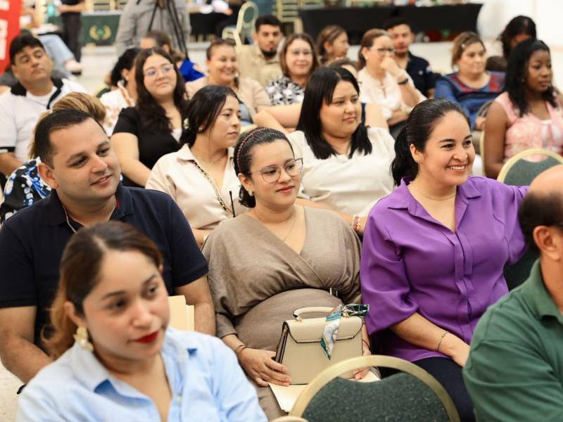 Maestros escuchan con atención una de las ponencias del programa.