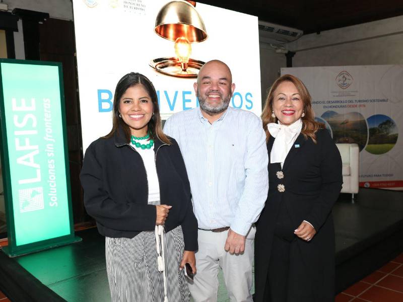 Tania Lozano, gerente de Mercadeo y Publicidad de LAFISE; Adolfo Pineda, presidente de CANATURH y Rebeca Ávila, viceministra de Turismo.