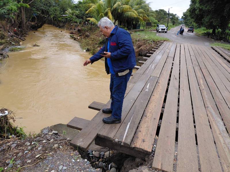 El puente de acceso a la colonia Villa Neen, la zona más afectada de La Ceiba por el frente frío, está a punto de ceder.