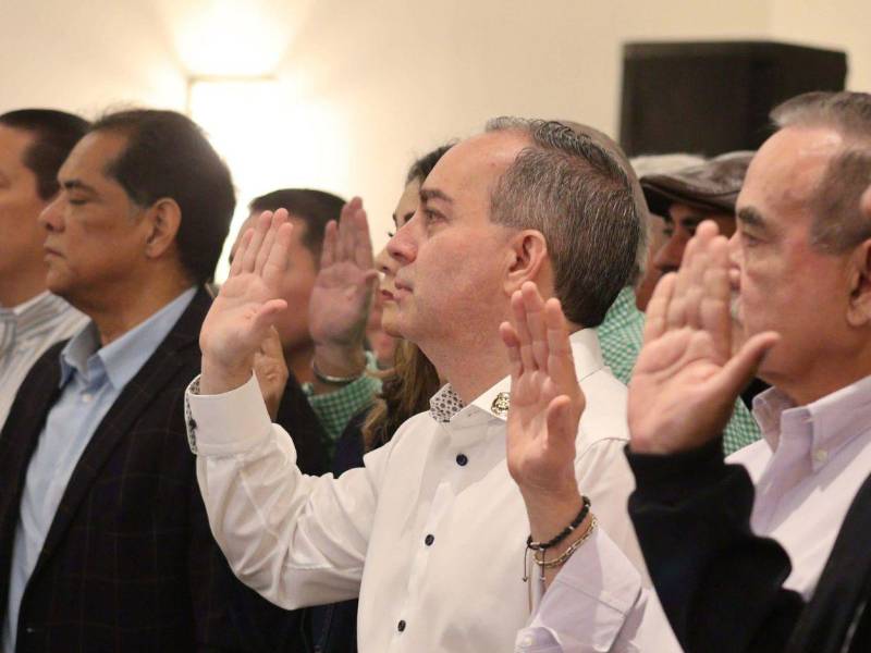 Daniel Otero juramentando en la asamblea realizada para definir al nuevo presidente del Marathón