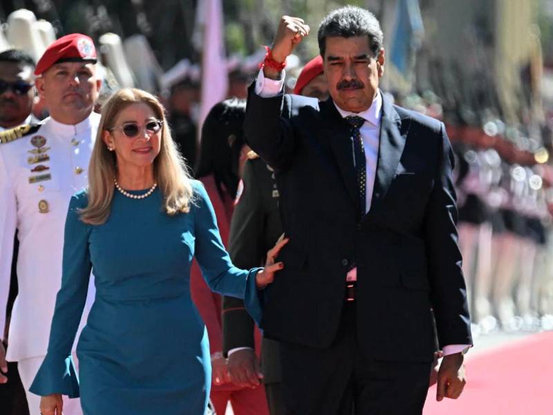 Venezuela fue sacudida por uno de los episodios más impactantes de su historia reciente: la captura de Nicolás Maduro el 3 de enero de 2026, según informaciones difundidas desde Estados Unidos. El hecho provocó reacciones inmediatas dentro y fuera del país, pero también despertó una fuerte curiosidad sobre su entorno más cercano, especialmente su familia. ¿Quiénes son los hijos de Nicolás Maduro?