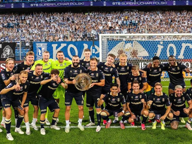 Luis Palma celebró con sus compañeros la conquista de un nuevo título.