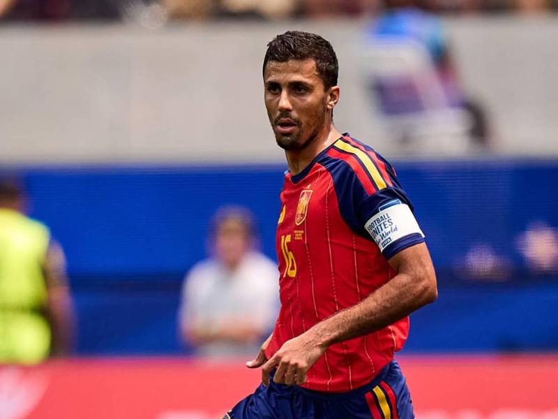 Fabrizio Romano y otros portales como Mundo Deportivo revelan el futuro final de Rodri tras ser vinculado al Barcelona y Real Madrid.