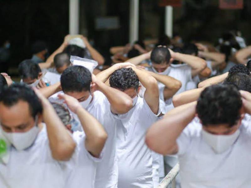 Las reformas contemplan la creación de una Fuerza Especial Penitenciaria, controles biométricos obligatorios y nuevas reglas para los reclusos de máxima seguridad, como cabello corto, rostro rasurado, uniforme y prohibición de nuevos tatuajes.