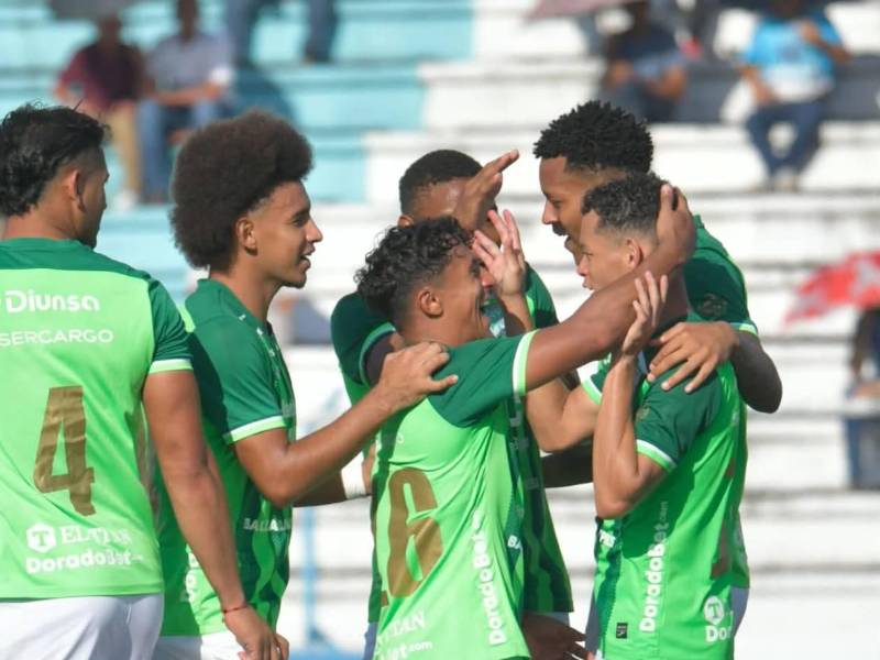 Jugadores del Marathón felicitando a Damin Ramírez por su gol.