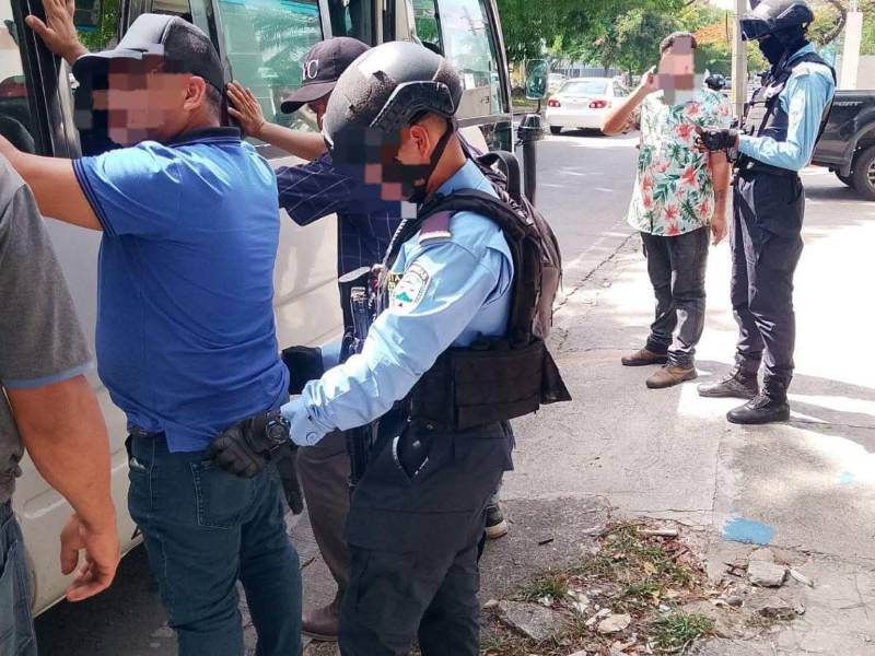 Los operativos incluyen revisiones en buses urbanos, verificación de identidad mediante plataformas digitales y patrullajes en puntos estratégicos de San Pedro Sula.