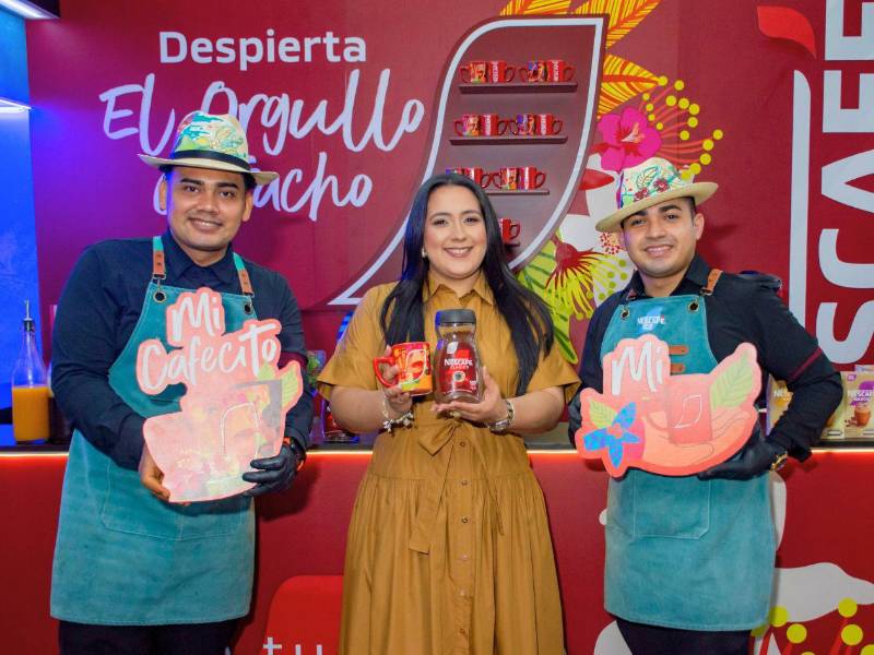 Ivethe Cruz, gerente de Categoría de Nestlé, muestra la taza conmemorativa 2026.