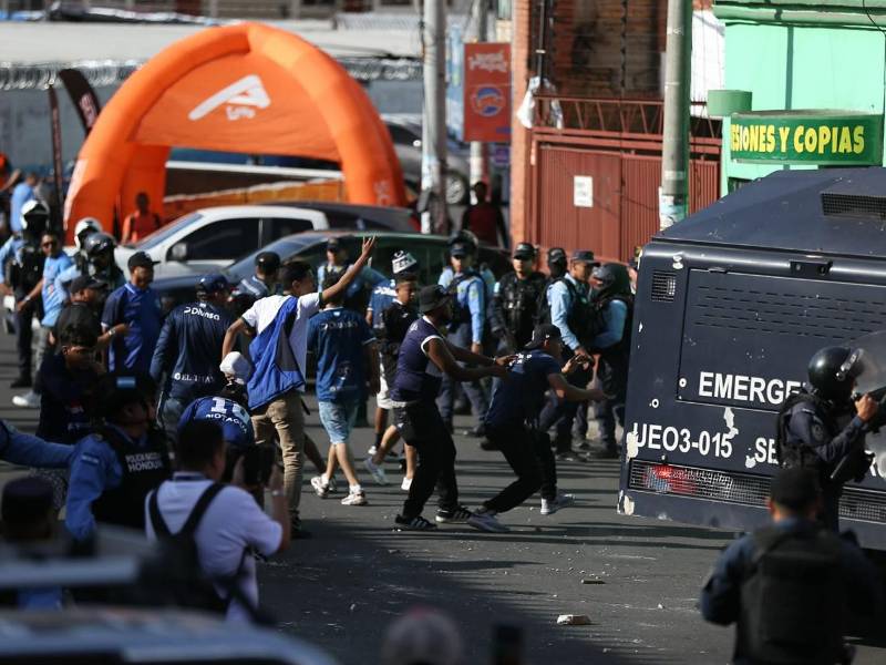 Lluvia de piedras en las afueras del estadio Nacional Chelato Uclés.