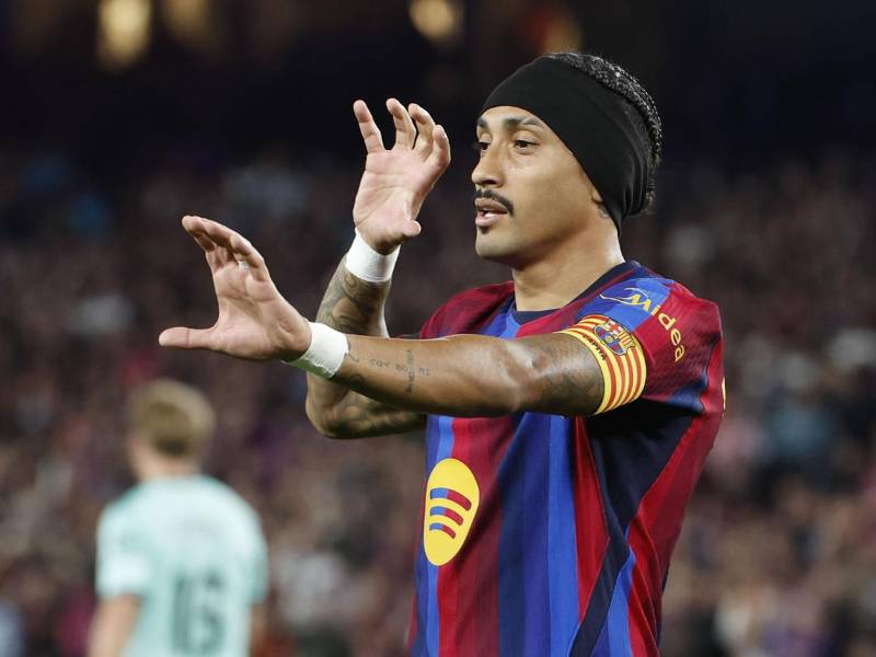 Raphinha celebrando su gol que puso al Barcelona a ganar contra el Alavés.