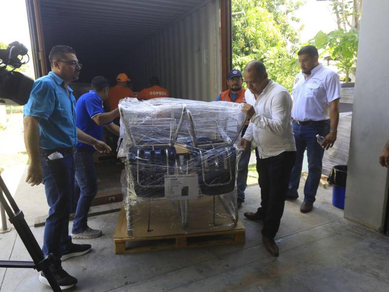 El equipo permanece almacenado en las bodegas de Copeco mientras se realiza su contabilización para posteriormente distribuirlo entre los centros educativos beneficiados.