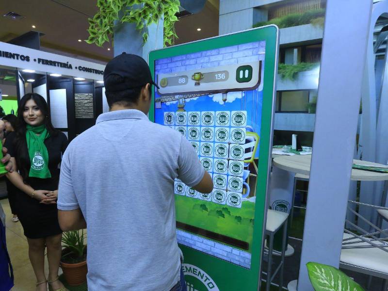 La interacción directa con los visitantes permitió a Cenosa fortalecer vínculos con desarrolladores, ingenieros y arquitectos de todo el país.