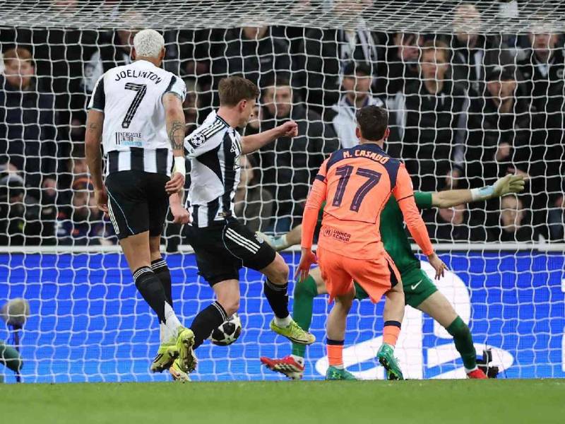 Harvey Barnes fue el anotador del 1-0 del Newcastle ante el Barcelona.