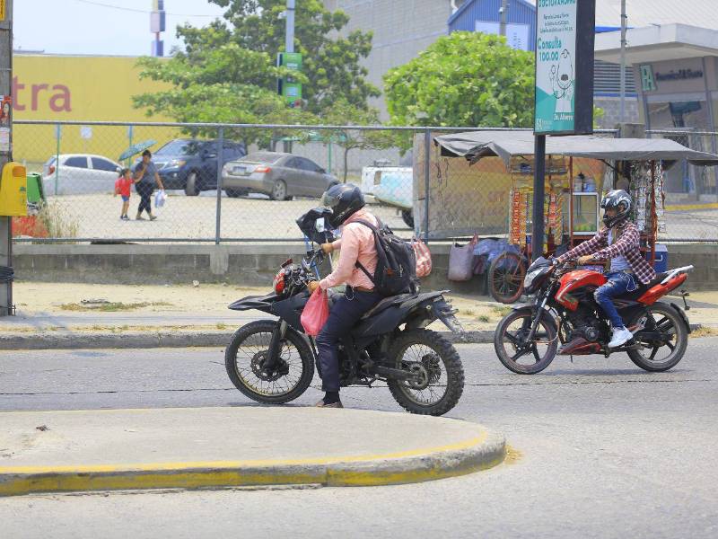 Lenin Morel afirmó que los jóvenes de 18 a 20 años no deberían conducir motocicletas de 200 a 300 cc por su falta de experiencia. Señaló que la conducción debe ser progresiva, iniciando con modelos de hasta 150 cc. Es como ir escalando, expresó.