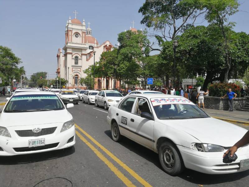 Colectivos en el centro de San Pedro Sula.